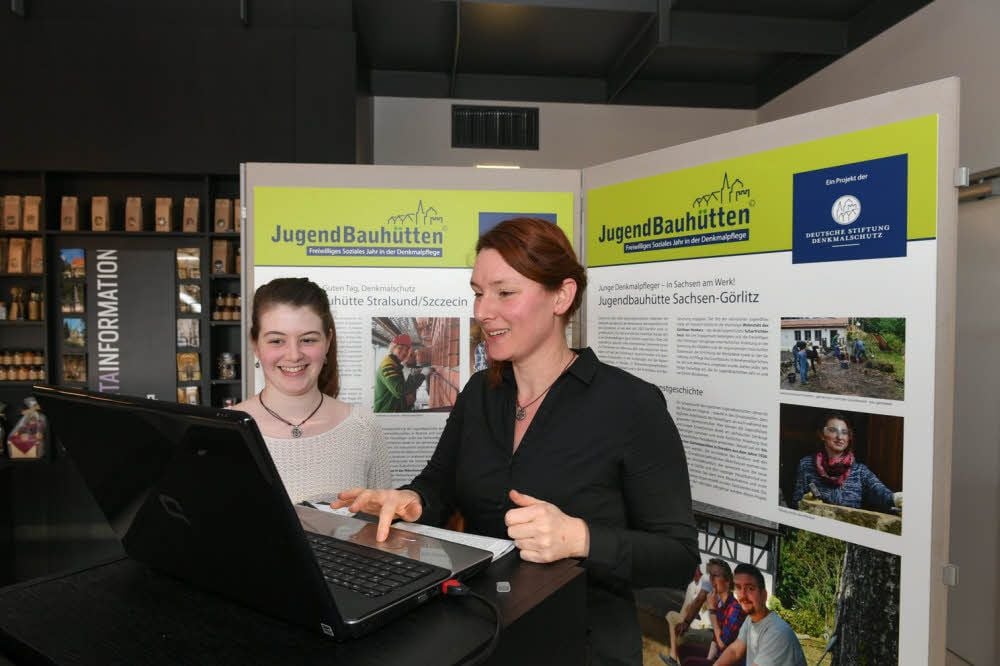 Museumsleiterin Andrea Knopik (r.) und Tanja Lofing, ehemalige Teilnehmerin des FSJ, sprechen über Einsatzmöglichkeiten im Kloster Memleben.