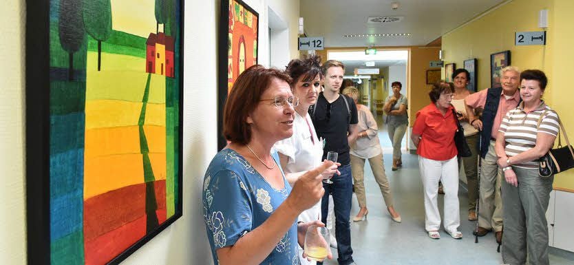 „Mit den Farben leben“ nennt Swetlana Philipp (l.) die Ausstellung ihrer farbenfrohen Ölbilder.