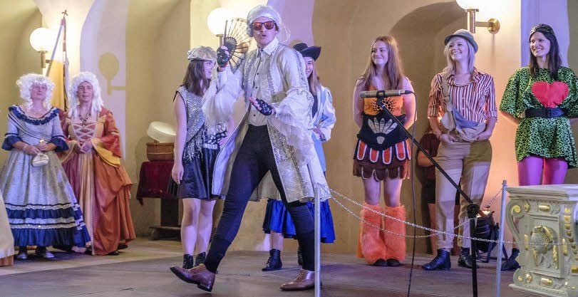 Florian Lexius alias Karl Lagerfeld präsentiert die neue Kollektion anlässlich der Vermählung von Charlotte mit Zarewitsch Alexej.