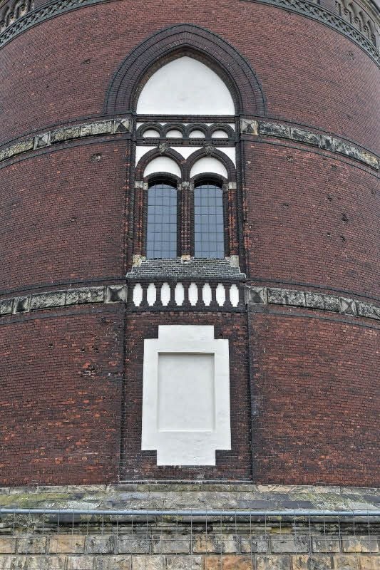 Die neuen Fenster am Wasserturm sind eingebaut.