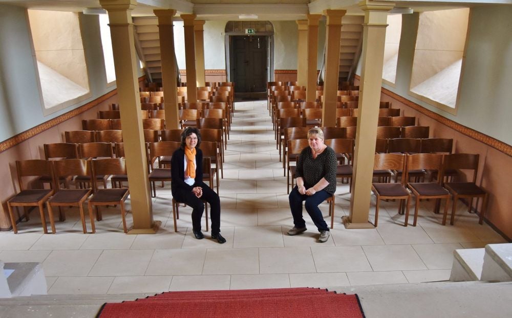 Simone Klein, Vorsitzende des Gemeindekirchenrats (r.), und Andrea Wlodkowski, Bad Bibraer Filialleiterin der Volksbank Halle, freuen sich über den neuen Fußboden und das neue Gestühl der Buchaer Kirche St. Cecilien-Kilian. Die Erneuerung wurde dank mehrerer Spenden möglich.