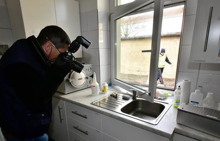 Kriminalhauptkommissar Volker Bittmann fotografiert Spuren.