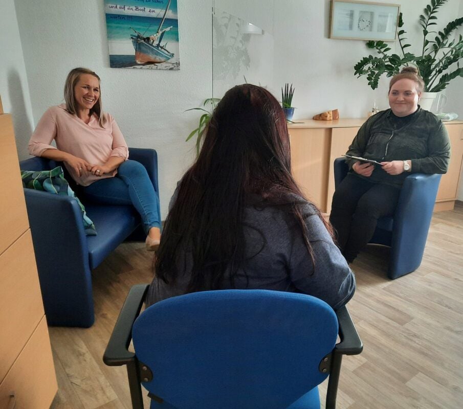 Susen Lups (l.) und Daniela Machner von der Suchtberatung der Diakonie sprechen mit ihrer ehemaligen Klientin über ihre Erfahrungen mit Drogen und dem Entzug.