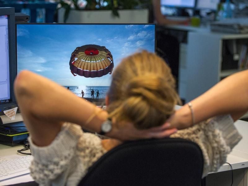 Ist der Urlaub vom Arbeitgeber genehmigt, können sich Angestellte auch darauf freuen: Widerrufen kann der Arbeitgeber seine Genehmigung nämlich nicht. Foto: Andrea Warnecke/dpa-tmn