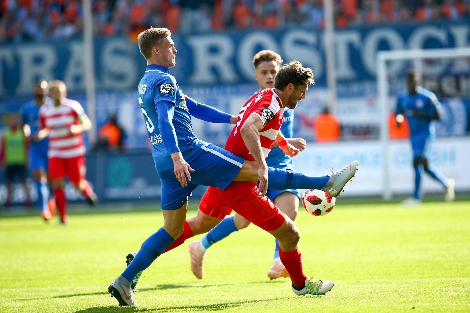 Hansas Oliver Hüsing im Zweikampf mit Zwickaus Ronny König.