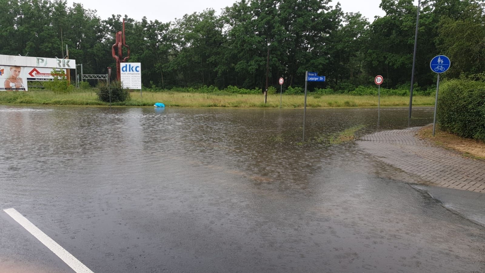 Die Kreuzung Vierzoner und Leipziger Straße stand am Donnerstag komplett unter Wasser.