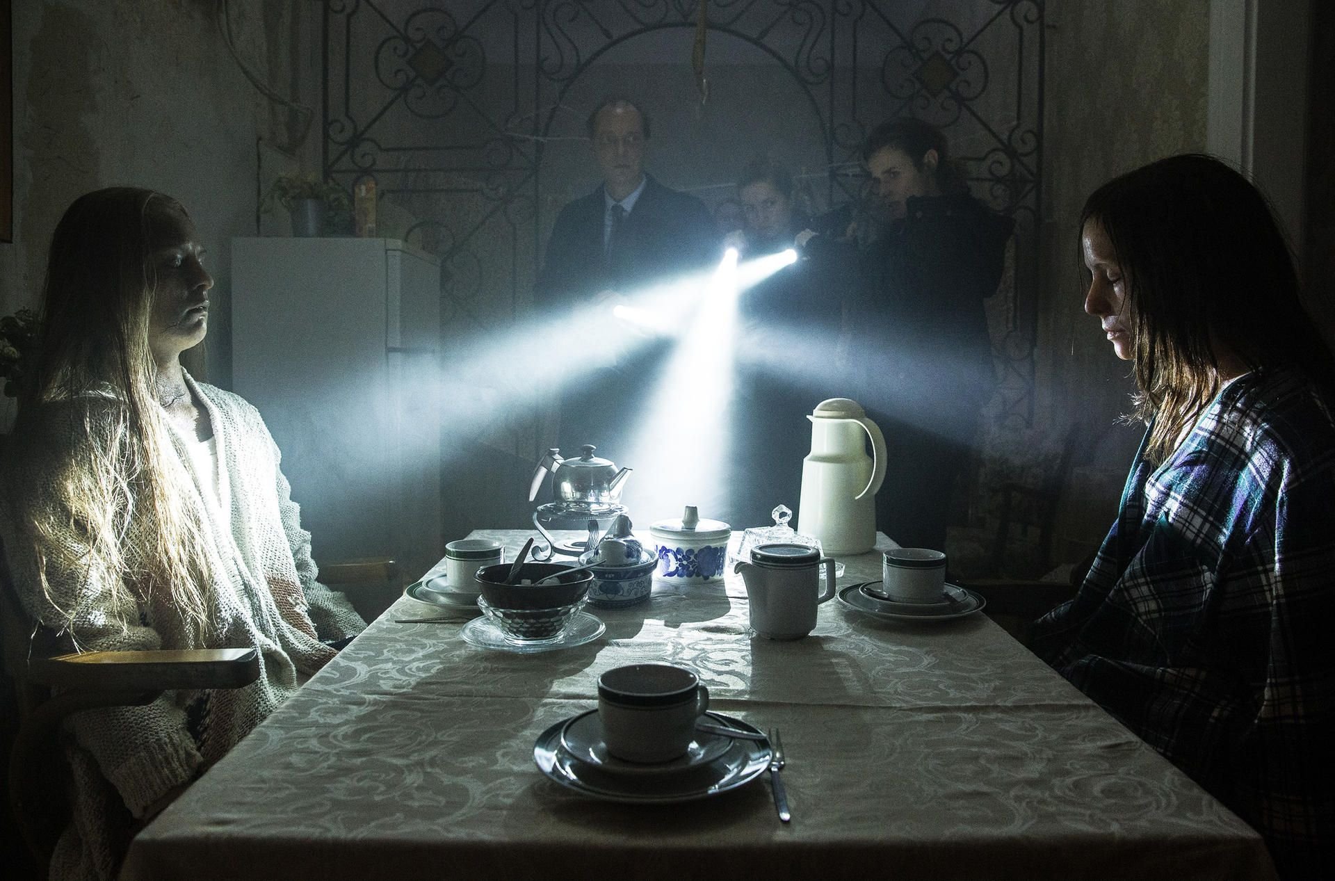 Peter Michael Schnabel (Martin Brambach), Leonie Winkler (Cornelia Gröschel) und Karin Gorniak (Karin Hanczewski) entdecken das „Nest“ mit den präperierten Leichen.