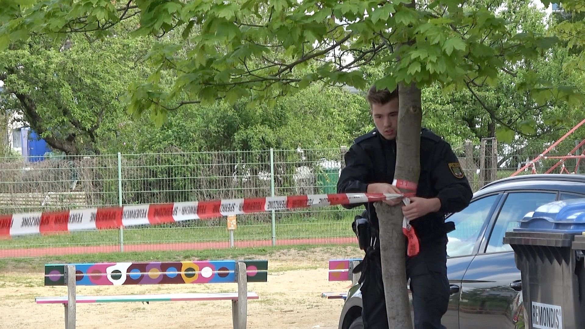 Die Polizei sperrte den Schulhof ab.