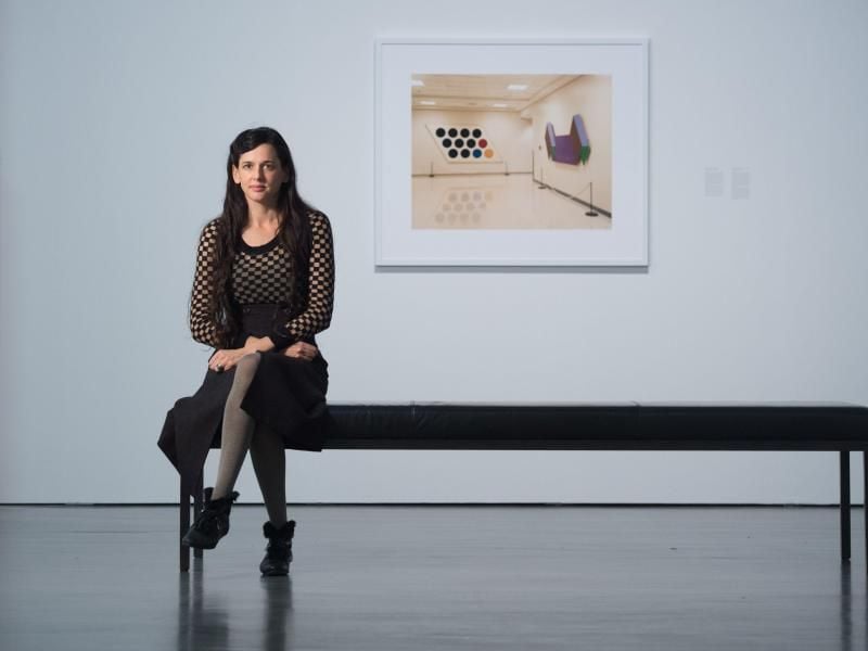 Taryn Simon im Albertinum, hinter ihr das Bild „The Central Intelligence Agency (CIA), Kunst im Gebäude im CIA-Hauptquartier”. Foto: Sebastian Kahnert