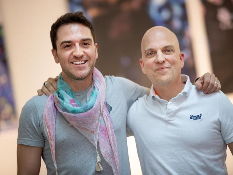 Carlos Rodriguez (l), Gründer und Chief Executive Officer von G2 Esports, und Jens Hilgers, Mitbegründer von G2 Esports, bei der Eröffnung des neuen Hauptquartiers der Organisation G2 Esports. Foto: Monika Skolimowska/dpa-Zentralbild/