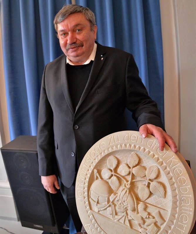 Der 61-jährige Hans-Martin Kohlmann neben dem Wappen der Freimaurer-Loge „Zu den drei Kleeblättern“