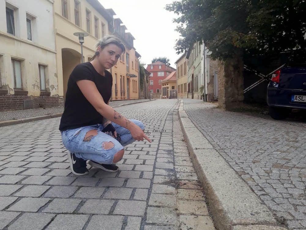 Marie-Theres Rulé zeigt auf die Stelle an der Fleischhauerstraße in Aschersleben, an der das Kätzchen überfahren wurde.
