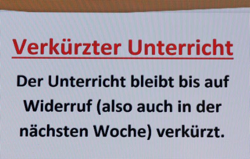 Dieser Aushang informiert die Schüler am Gymnasium über die Regelung bei den derzeitigen Temperaturen.