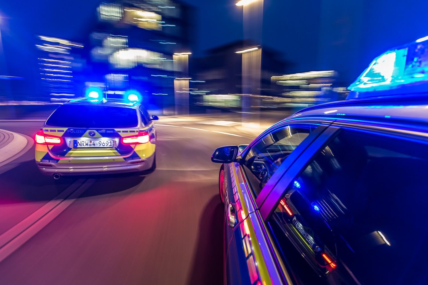 Zwei Polizeiwagen im Einsatz. (Symbolbild)