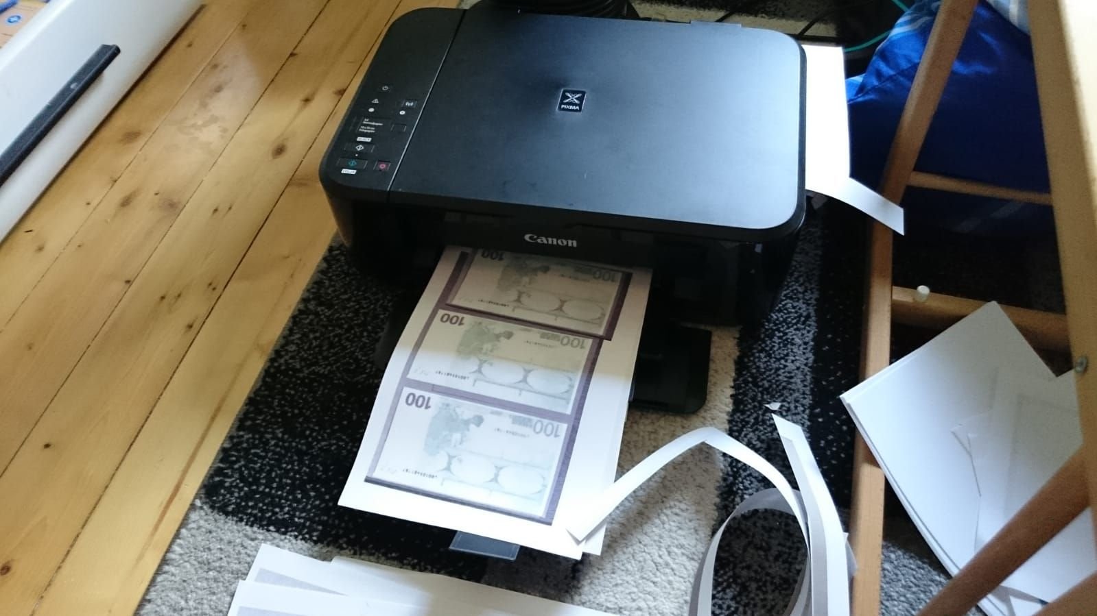 Im Drucker lagerte noch mit Falschgeld bedrucktes Papier.