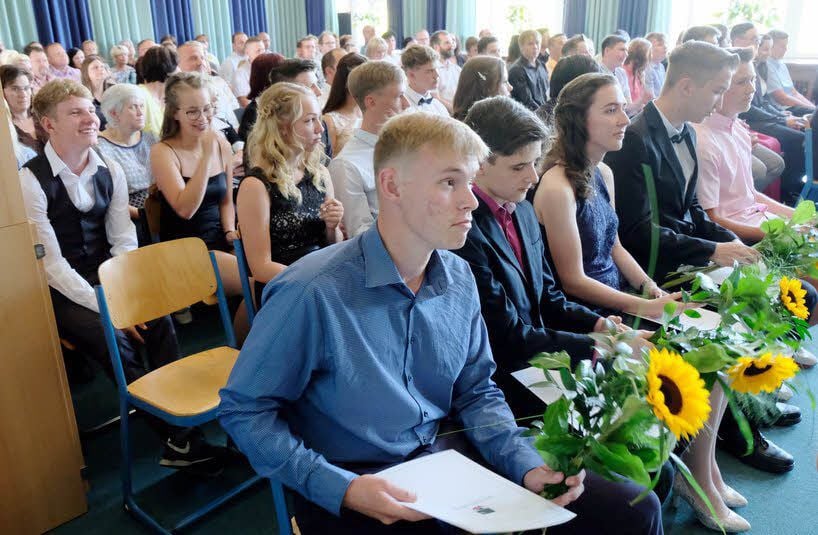 Die Zehntklässler der Sekundarschule Annaburg halten ihre Abschlusszeugnisse in den Händen. Jetzt beginnt ein neuer Lebensabschnitt.