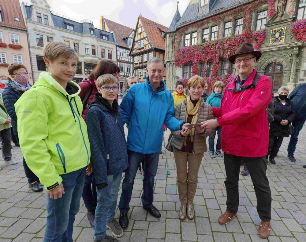 Jörg Finck übergibt das Positivmodell an Brigitte Meixner und ihre Kinder und Enkel.