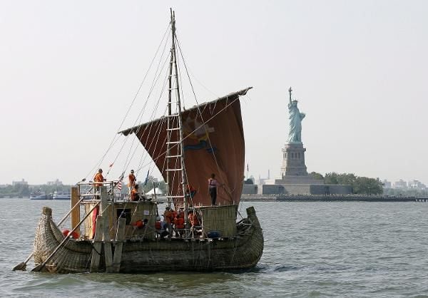 Die Abora III, ein Boot aus Schilf, im Juni 2007 im Hafen von New York.