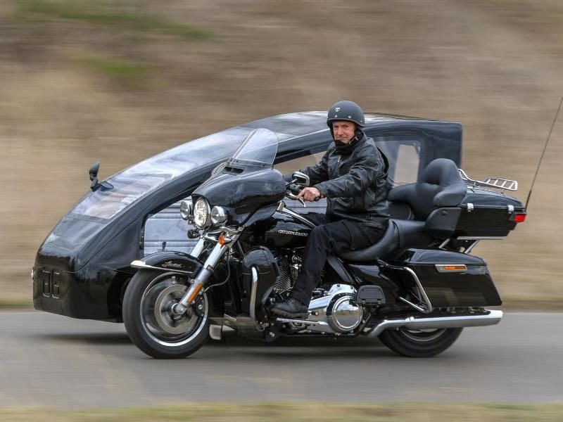 Das Gefährt mit Bestatter-Beiwagen kommt auf maximal 120 Stundenkilometer. Foto: Patrick Pleul