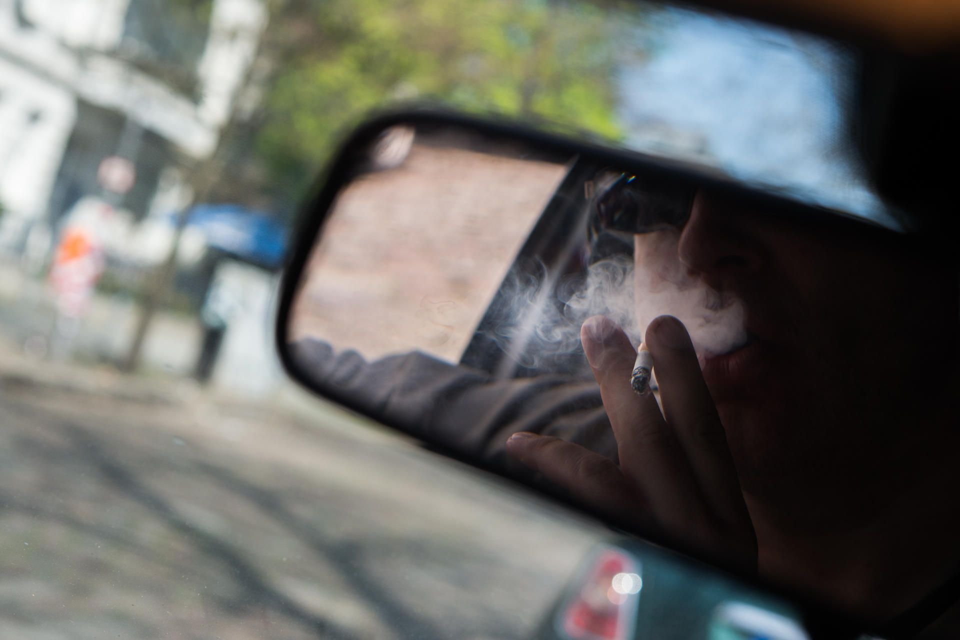 Ungesund und zuweilen brandgefährlich: Rauchen hinter dem Autosteuer.