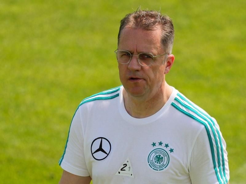 Rät in kleinen Schritten Zuschauer zuzulassen: DFB-Mediziner Tim Meyer. Foto: Christian Charisius/dpa
