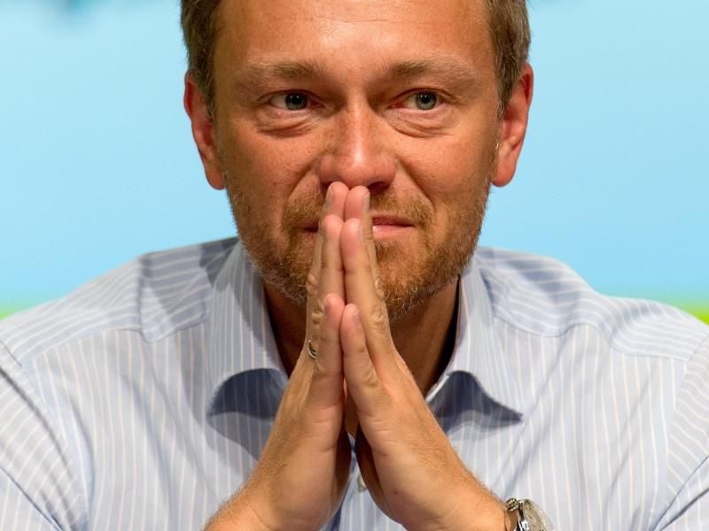Der FDP-Bundesvorsitzende Christian Lindner sitzt beim FDP-Bundesparteitag in Berlin auf dem Podium. Foto: Monika Skolimowska