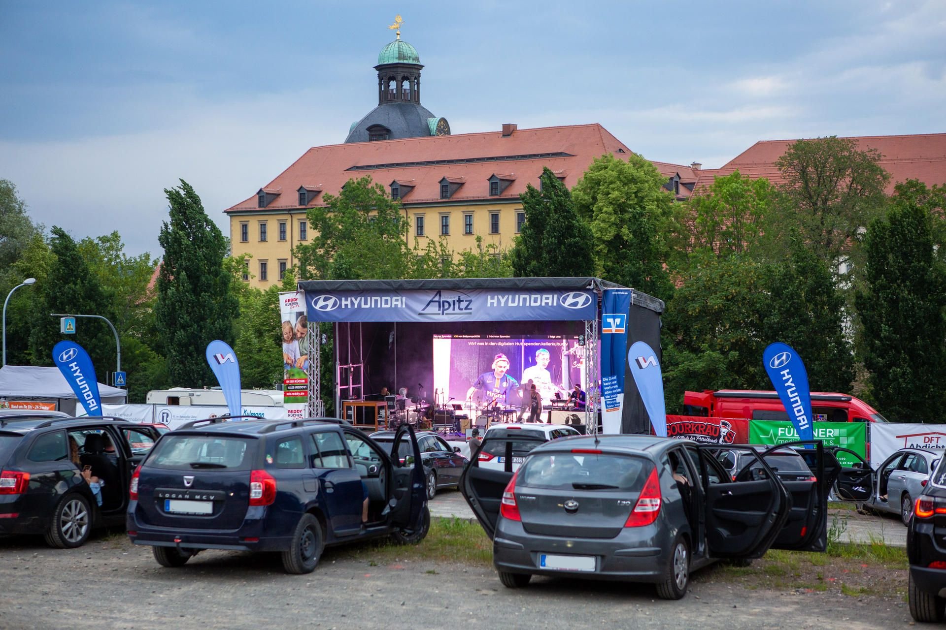 „Fette Elster“ hieß das einmalige Auto-Konzert, welches am Freitag- und Samstagabend zahlreiche Gäste auf den Parkplatz auf dem Gelände der ehemaligen Zeitzer Oettler-Brauerei lockte.