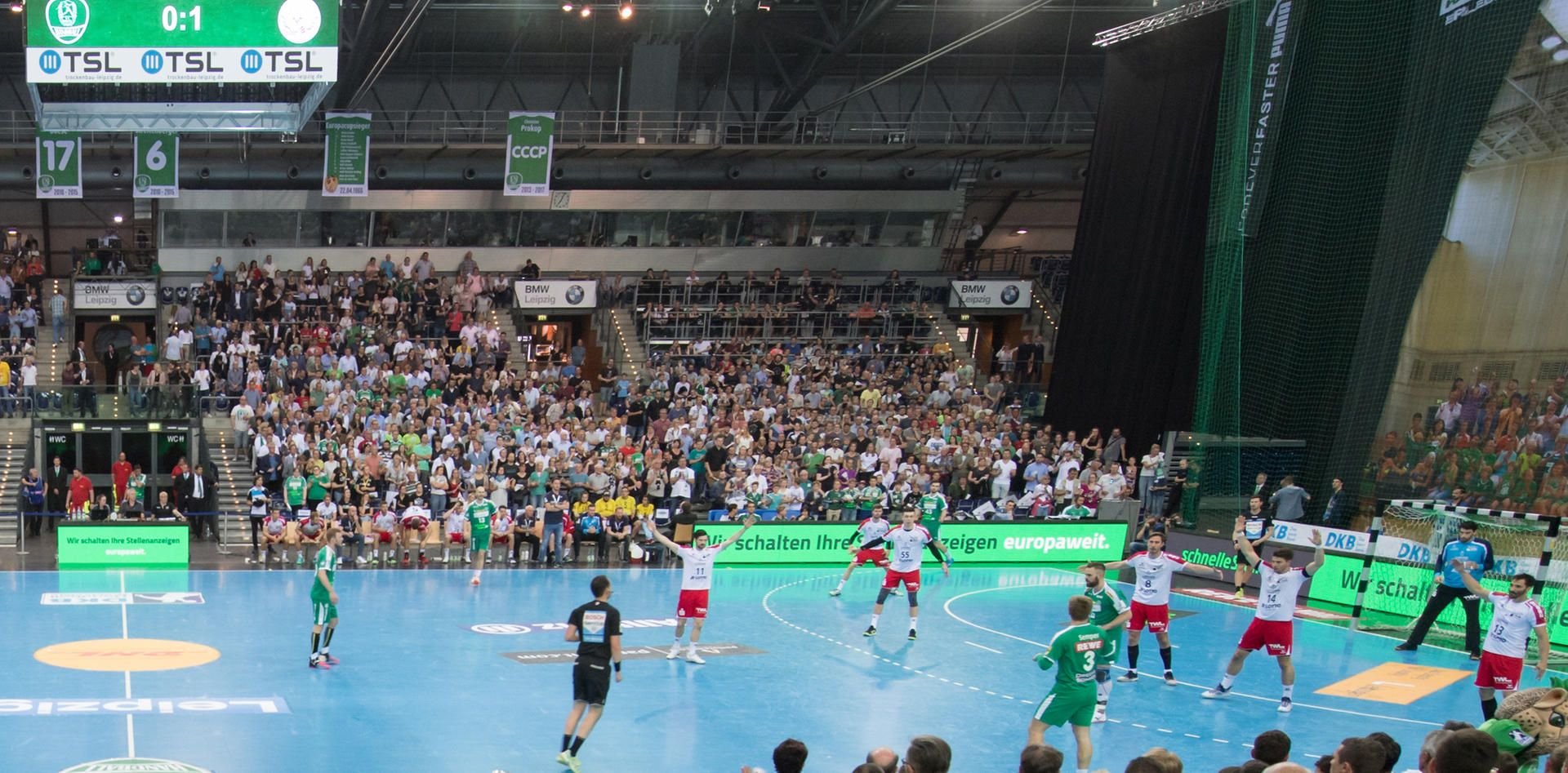 Das Dach der Arena Leipzig hält dem Regen nicht mehr stand. Jetzt droht dem DHfK Leipzig eine Hallensperre. (Archivbild)