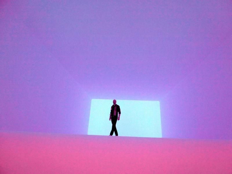 Ein Mann spaziert durch die Installation „Aural” des Künstlers James Turrell. Foto: Wolfgang Kumm