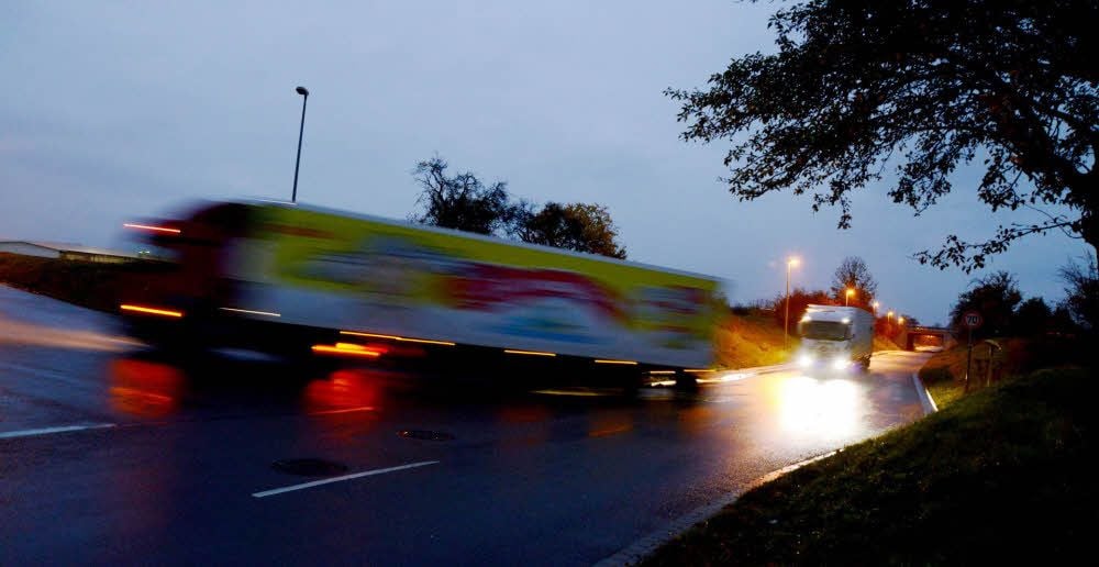 Die Zufahrtsstraße ins Gewerbegebiet Sachsen-Anhalt Süd ist hoch frequentiert durch zahlreiche Lkw.
