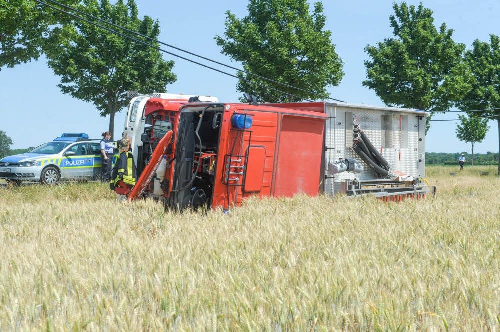 Das verunfallte Akener Feuerwehrauto in einem Getreidefeld neben der Straße nach Kühren: Die beim Unfall verletzten Kameraden sind glücklicherweise inzwischen wieder auf den Beinen und im Einsatz.