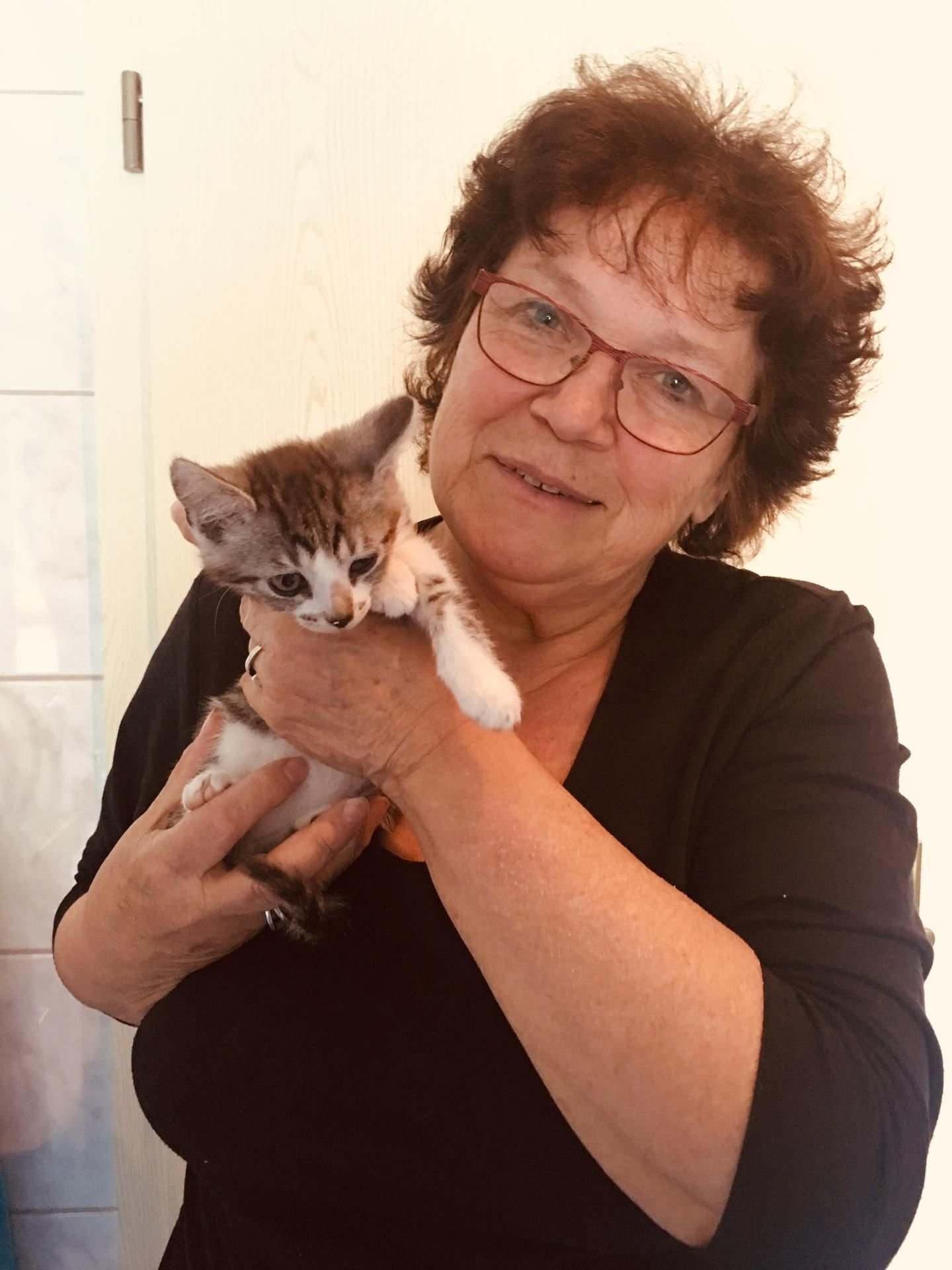 Evelyn Schwerdtfeger mit Leo, einem geborgenen Katzenbaby