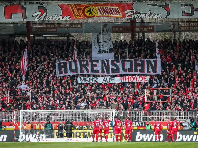 Unions Fans auf der Waldseite zeigen ein Banner mit dem Abbild von Dietmar Hopp im Fadenkreuz. Foto: Andreas Gora/dpa