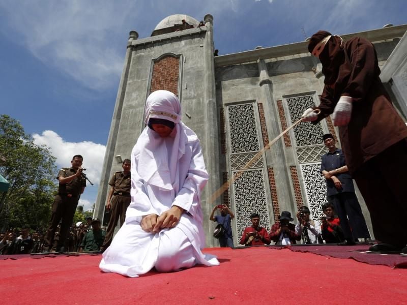 In Indonesien sind drei junge Paare öffentlich ausgepeitscht worden. Die 18- bis 25-jährigen werden mit bis zu 20 Hieben bestraft, weil sie Sex vor der Ehe hatten. Foto: Hotli Simanjuntak