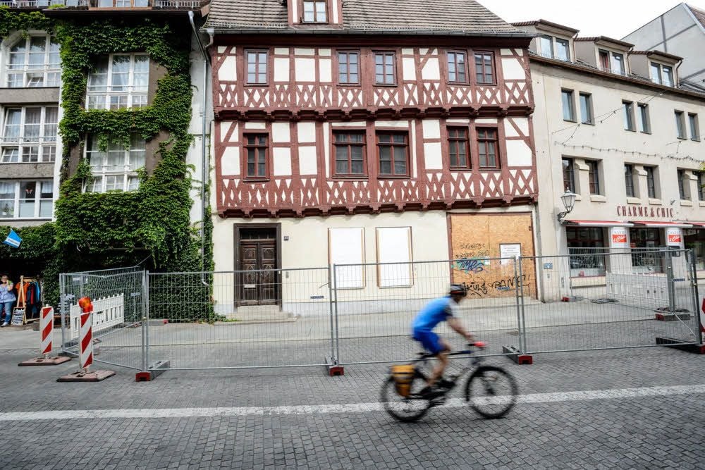 Vor dem Alten Markt 31 steht ein Bauzaun. In wenigen Tagen beginnt die Sanierung des wertvollen Baudenkmals.