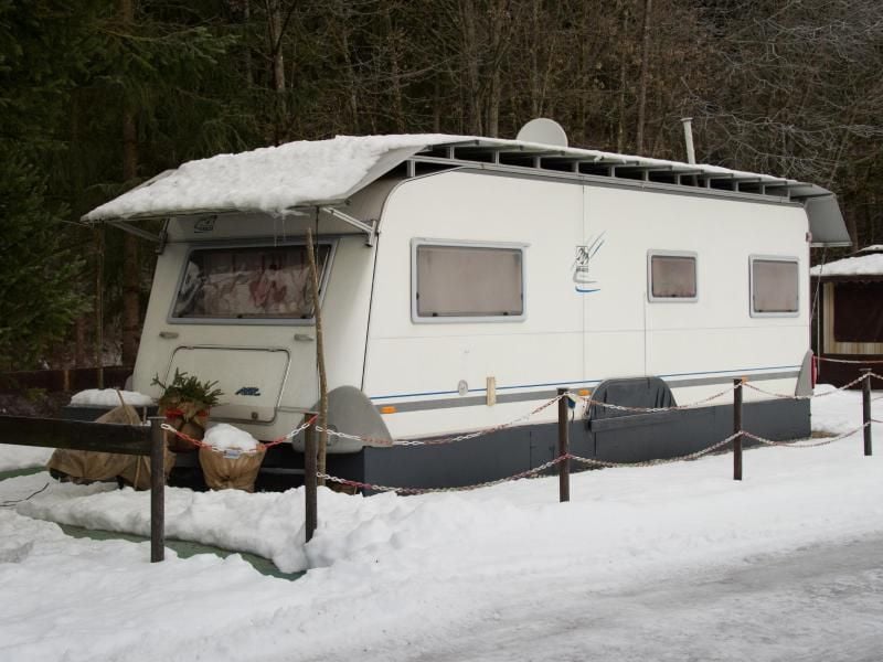 Wer so ein Wintercamping nicht mag, sollte sein Freizeitmobil lieber über den Winter einstellen und vorher gut reinigen. Foto: Tobias Hase/dpa-tmn