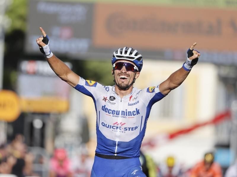 Julian Alaphilippe setzte sich auf der 2. Etappe nur ganz knapp vor dem Schweizer Marc Hirschi durch. Foto: Pool Tour De France/BELGA/dpa