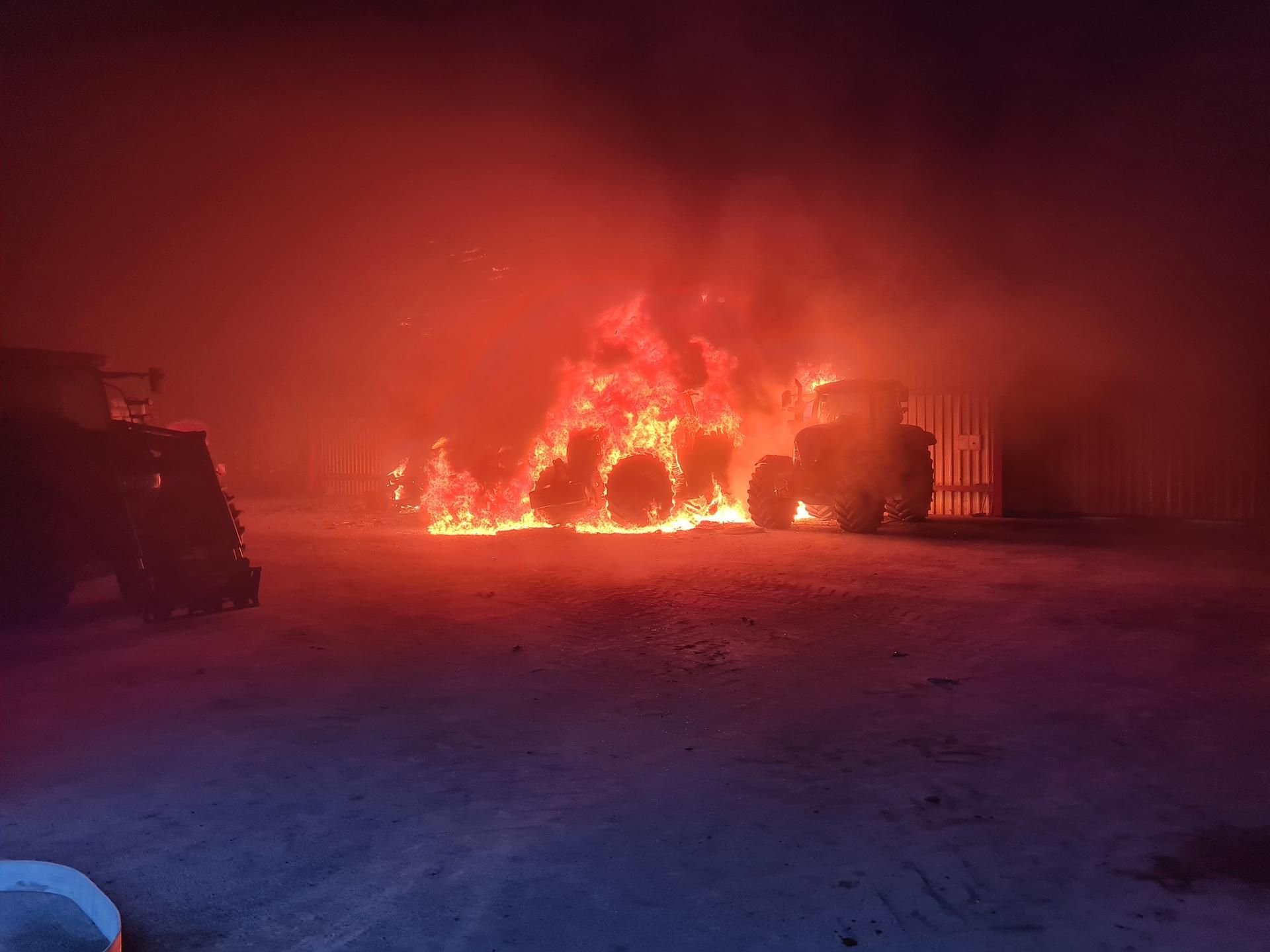 In Krevese sind am frühen Freitagmorgen vier Traktoren abgebrannt.