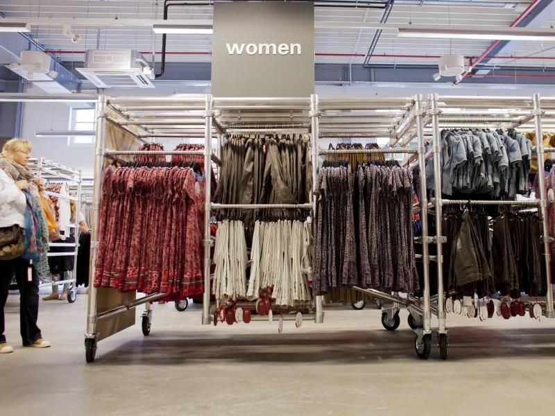 Kunden schauen sich im Factory-Outlet-Center in einem Laden Waren an. Foto: Rolf Vennenbernd/Archivbild