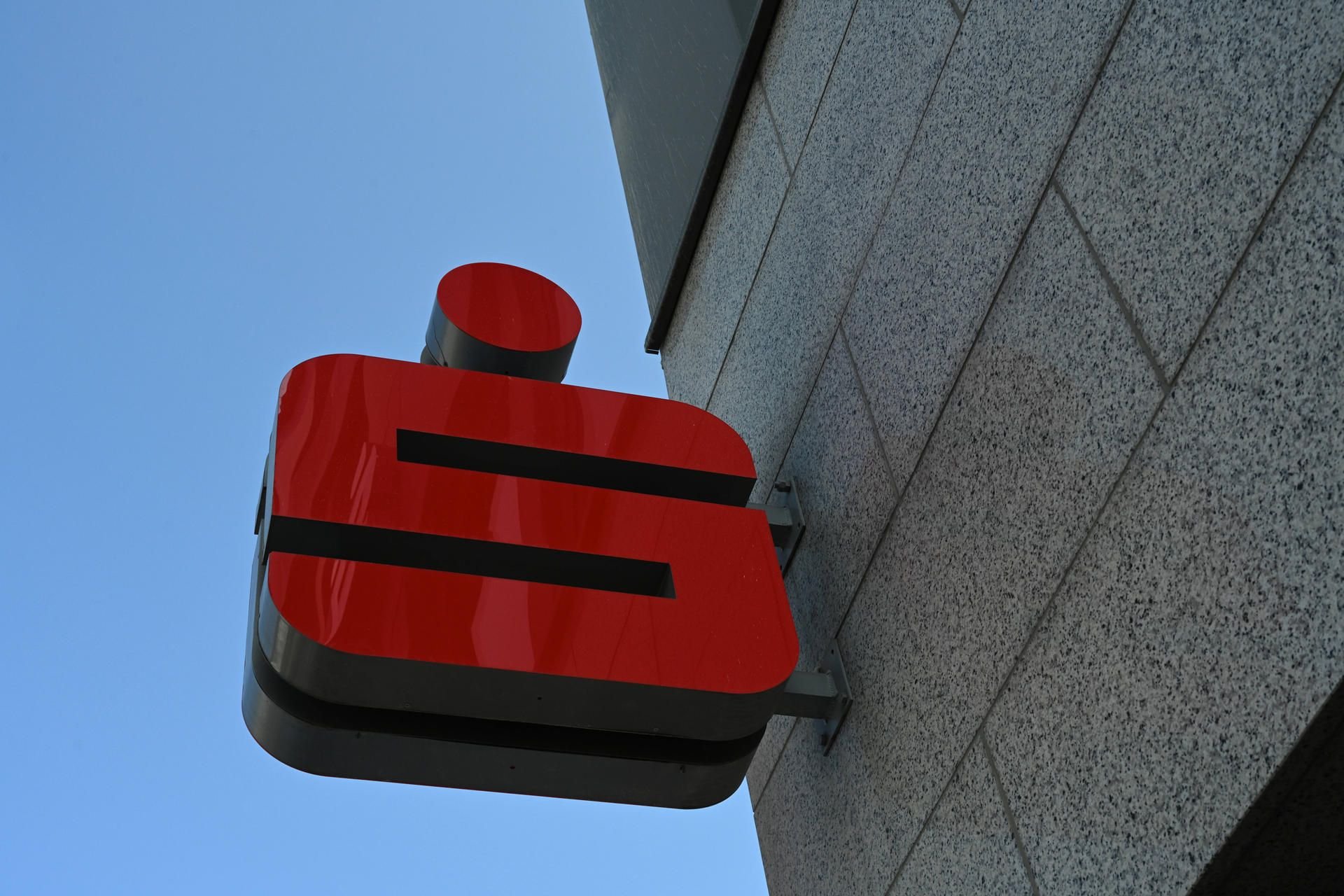 Nach mehreren gesprengten Bankautomaten reagiert nun die Kreissparkasse.