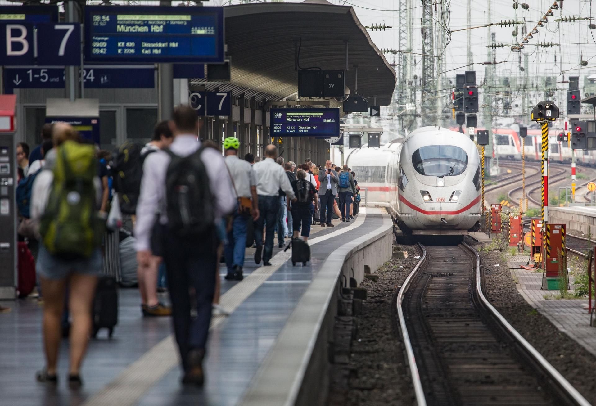 Ein ICE fährt im Frankfurter Hauptbahnhof ein.