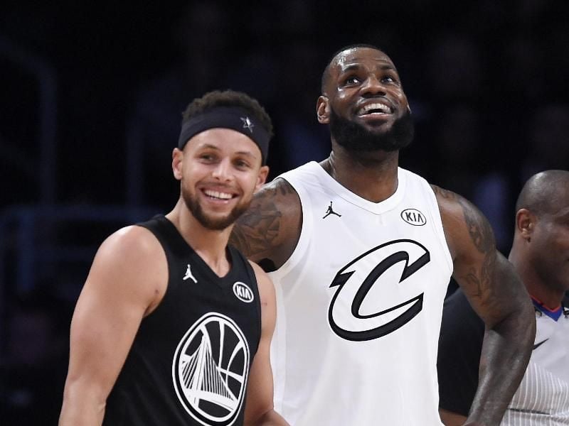 Stephen Curry (l) und LeBron James posieren vor dem All-Star-Game der NBA. Foto: Chris Pizzello