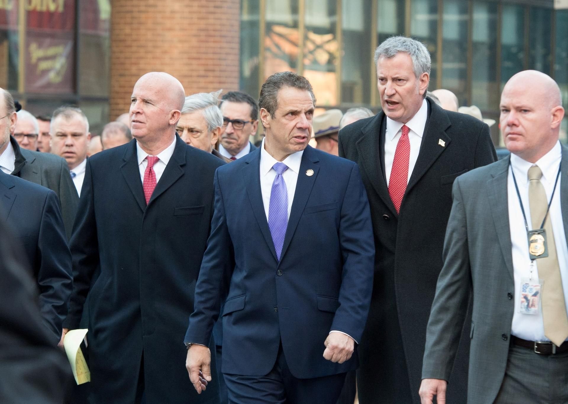 Gouverneur Andrew Cuomo (2.v.l.) und Bürgermeister Bill de Blasio (2.v.r.) sprachen am Vormittag (Ortszeit) mit Medienvertretern.