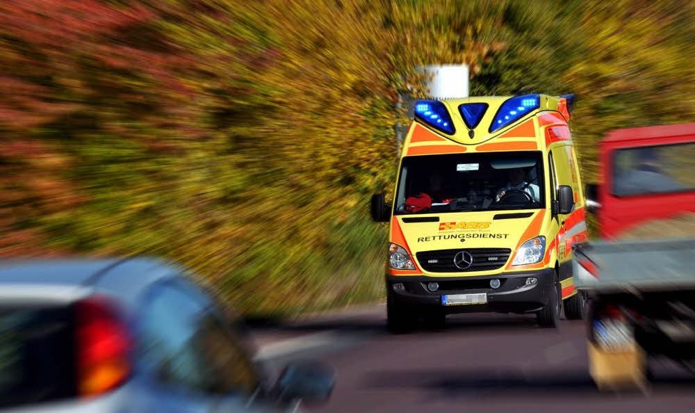 Ein Rettungswagen des ASB ist mit Sondersignalen unterwegs zu einem Notfallpatienten.
