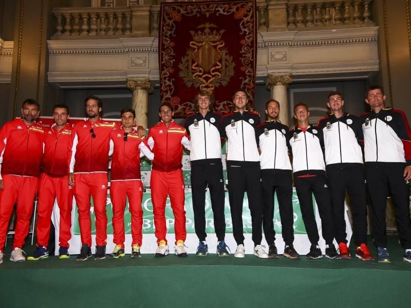 Die Teams aus Spanien (l) - mit Rafael Nadal - und aus Deutschland posieren im Rathaus von Valencia für ein Foto. Foto: Jose M. Fernandez de Valasco