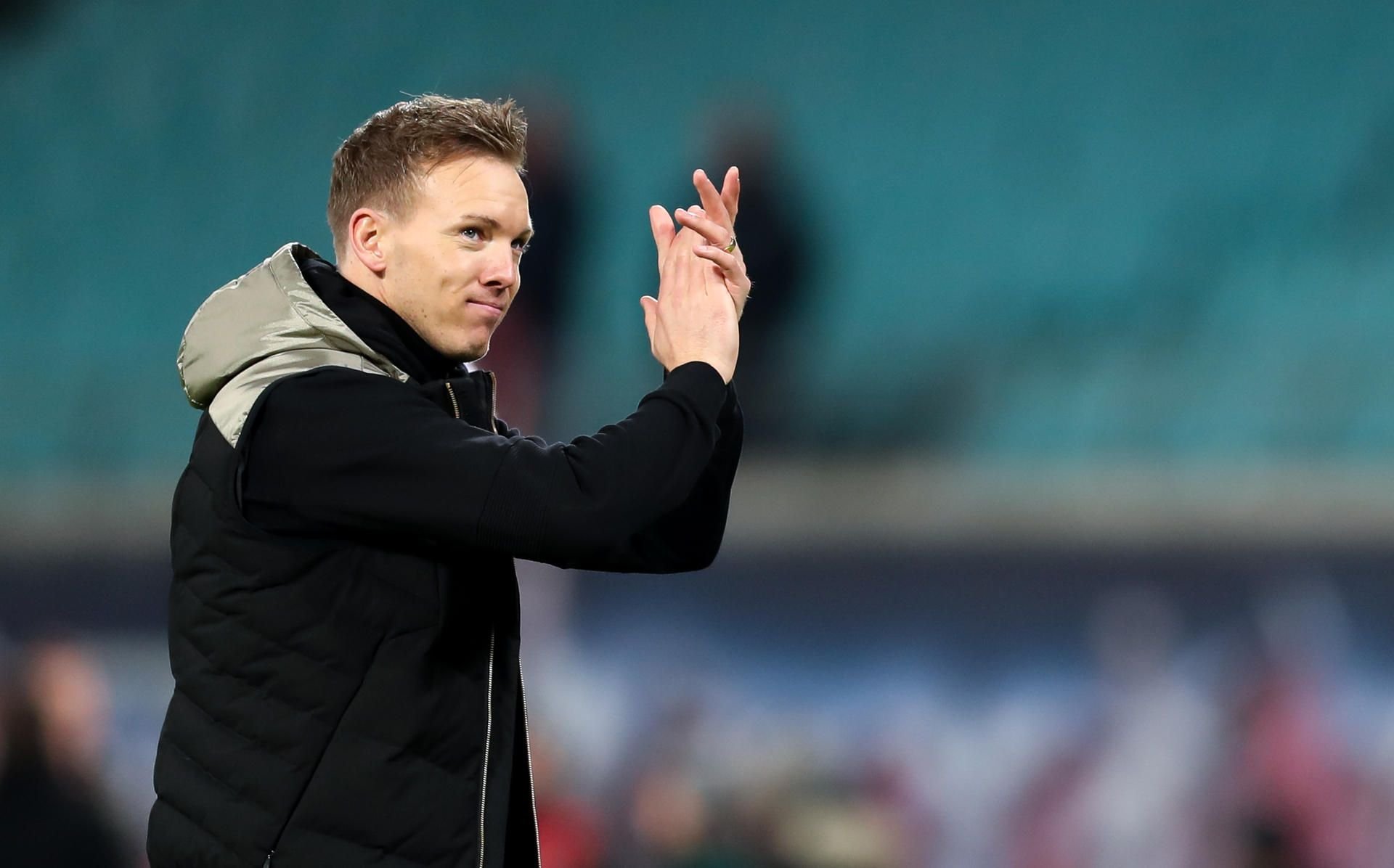 RB Leipzig schlägt den FC Augsburg in der Red-Bull-Arena. Leipzigs Trainer Julian Nagelsmann bedankt sich nach dem 3:1-Sieg bei den Fans.