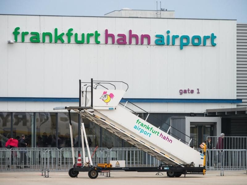 Eine Gangway steht auf dem Rollfeld vom Flughafen Hahn. Der abgelegene Hunsrück-Flughaf. Foto: Andreas Arnold/dpa/Archivbild