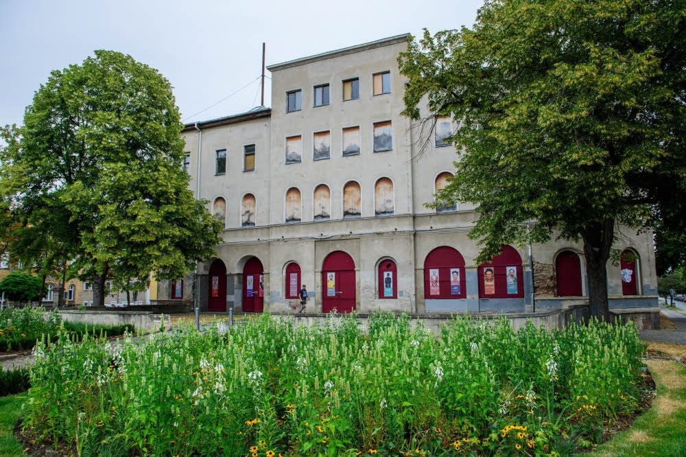 Das im Naumburger Stadtbild prominente Gebäude des ehemaligen Theaters und Hotels „Zur Reichskrone“ steht seit vielen Jahren leer. Jetzt wird das Dach saniert, um weiteres Eindringen von Wasser zu verhindern. Zum Tag des offenen Denkmals gibt es Führungen mit Ulrich Böduel durch das Haus .