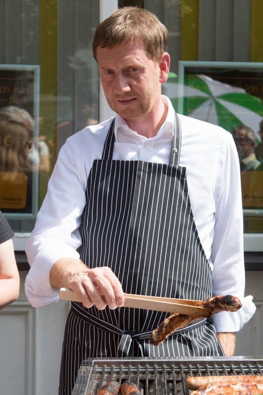 Will in Sachsen nichts anbrennen lassen: Michael Kretschmer steht auf seiner Wahlkampftour auch mal am Grill.