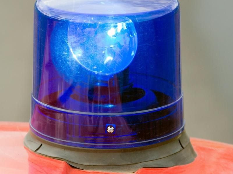 Ein Blaulicht auf einem Feuerwehrwagen. Foto: Patrick Pleul/dpa-Zentralbild/dpa/Archivbild